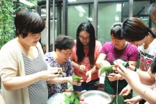 粽香迎端午 和谐国隆情