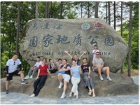 凝心聚力游溪山 欢声笑语促情谊